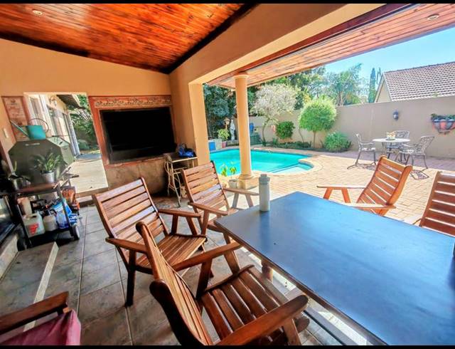 6 BEDROOM HOUSE FOR SALE IN ROOIHUISKRAAL